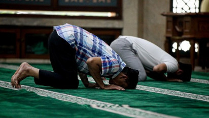 Diajak Salaman Setelah Shalat, Ustaz Adi Hidayat Ingatkan yang Utama Itu Adalah...