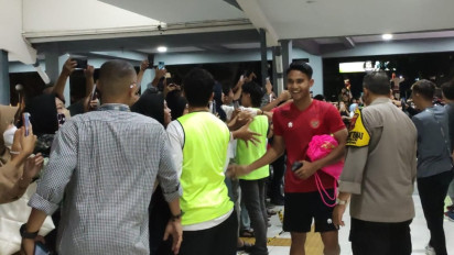 Teriakan Suporter Perempuan Sambut Penggawa Timnas Indonesia U-23 yang akan Berlatih, Marselino Ferdinan dan Elkan Baggott Paling Meriah