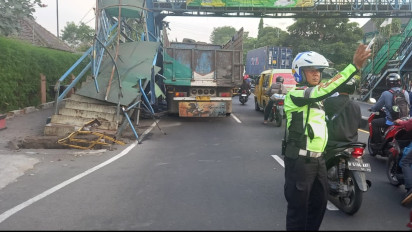 Diduga Sopir Hilang Konsentrasi, Truk Tronton Tabrak JPO di Kabupaten Semarang