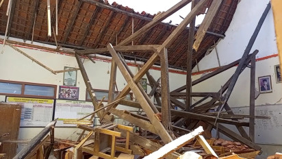 Lapuk Dimakan Usia, 4 Atap Bangunan SDN Ngotet Rembang Ambruk