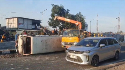 Mobil Operasional RSUD Sumbawa Terbalik, Dua Korban Luka Sempat  Dilarikan Ke UGD