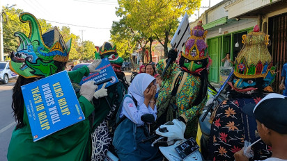 Unik! Polisi Gunakan Buta untuk Hentikan Pengendara Sepeda Motor hingga Bagikan Helem Gratis