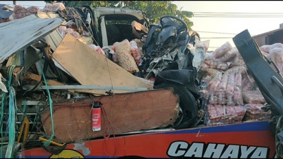 Sopir Mengantuk, Pikap Tabrak Dua Truk Boks, Muatan Jajanan Jadi Rebutan Warga