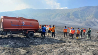 Petugas Gabungan Lakukan Pendinginan Karhutla di Gunung Bromo, Pastikan Tak Ada Titik Api Baru