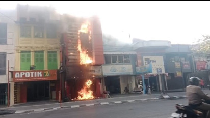 Terlambat Malapor Petugas Damkar, Ruko Tiga Lantai di Thamrin Semarang Hangus Terbakar