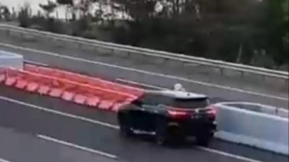 Putar Balik, Emak-emak Bawa Fortuner Bongkar Pembatas Jalan di Tol Indralaya-Prabumulih Minta Maaf dan Disanksi Tilang