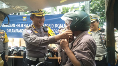 Operasi Zebra Toba 2023: Direktorat Lalu Lintas Polda Sumut Membagikan 200 Helm SNI kepada Abang Betor di Medan