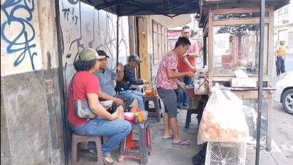 Tukang Bubur di Bandung Keluhkan Harga Beras yang Terus Meroket: Bisa-Bisa Kami Gulung Tikar