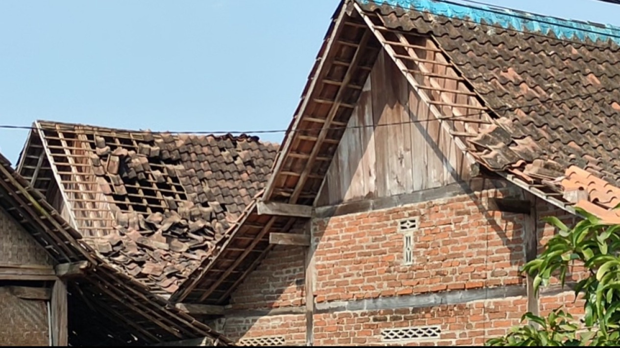 Angin Kencang di Musim Kemarau Rusak Rumah Warga di Madiun
            - galeri foto