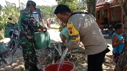 Gunakan Motor Bronjong, Polisi dan TNI di Blora Bantu Warga Salurkan Air Bersih