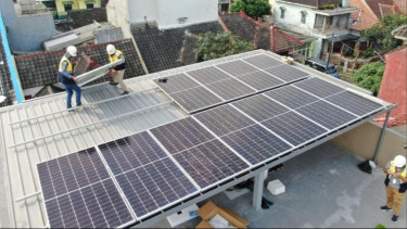 Keluarga di Malang Berhasil Mengurangi Emisi Karbon dengan Memasang PLTS di Rumah