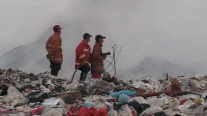 TPA Randegan Mojokerto Terbakar, Warga Sesak Nafas dan Batuk-batuk