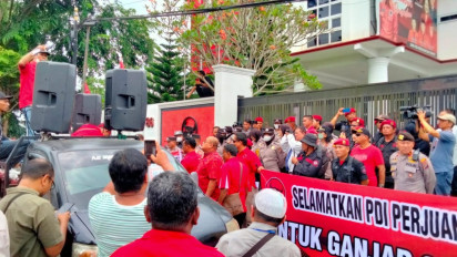Demo Kader PDIP Sumut Tuntut Rapidin Simbolon Mundur Terkait Dugaan Korupsi Covid-19:  "Selesaikan, Jangan Bawa-bawa Kasus Dari Samosir Ke Medan"