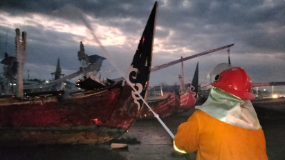 Gara-gara Puntung Rokok, 3 Perahu Nelayan di Banyuwangi Hangus Terbakar