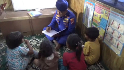 Prihatin dengan Anak Jalanan di Pelabuhan Kamal, Polairud Bangkalan Beri Pembelajaran Calistung