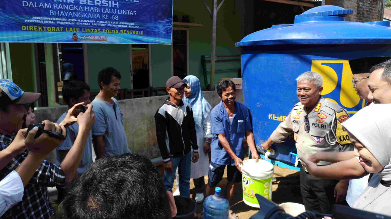 Kekeringan di Bengkulu, Dirlantas Polda Salurkan Air Bersih dan Pengobatan Gratis
            - galeri foto