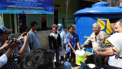 Kekeringan di Bengkulu, Dirlantas Polda Salurkan Air Bersih dan Pengobatan Gratis