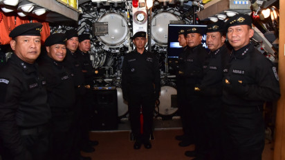 8 Jenderal Terbaik TNI AL Terima Brevet Kehormatan Hiu Kencana di atas Kapal Selam KRI Alugoro-405