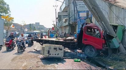 Truk Hantam Motor dan Tiang Listrik Hingga Miring di Jalur Pantura Cirebon, Lalu Lintas Macet