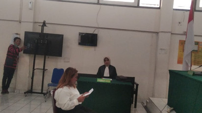 Usai Dituntut 2 Tahun Penjara, Terdakwa Lina Mukherjee Menangis Bacakan Pembelaan