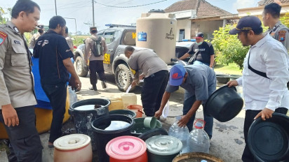 Gunakan Mobil Patroli, Polisi di Lumajang Bantu Warga yang Kesulitan Air Bersih