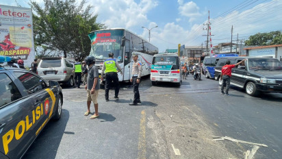Trobos Palang Pintu KA di Singosari, Bus Tentrem Tabrak Tiga Motor dan Truk Kontainer, Satu Pemotor Tewas