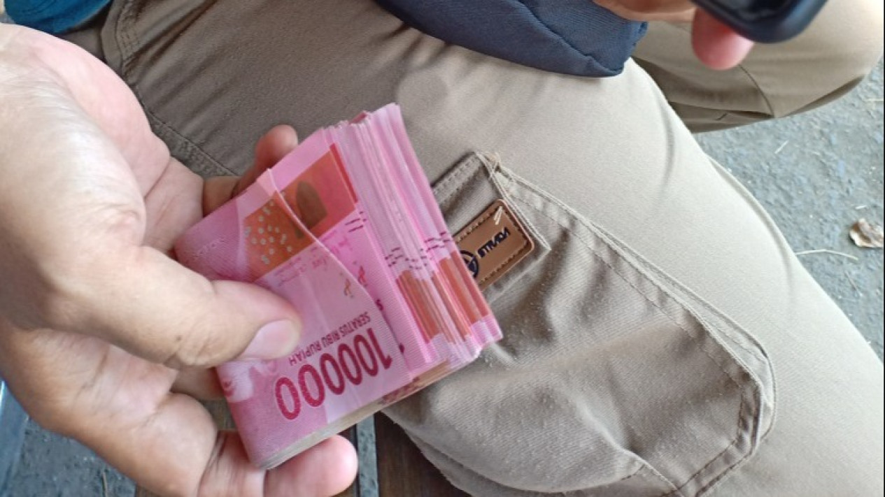 Viral, Curhatan Infaq 1,2 Juta Rupiah di SMAN 1 Kedamean, Gresik, Ini Tanggapan Kepala Sekolah
            - galeri foto