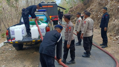 Krisis Air Bersih, Prihatin dengan Kondisi Warga, Brimob Polda Jatim Dropping Air Bersih dan Beras