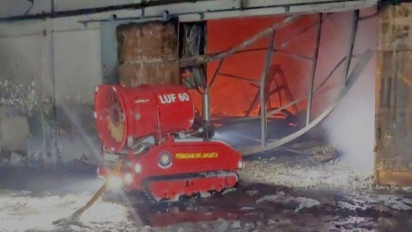 Kebakaran Pabrik Sandal di Kapuk Muara, Petugas Kerahkan Robot
