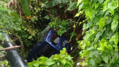 Mobil Terjun ke Jurang, 3 Penumpang Dilarikan ke Rumah Sakit