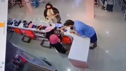 Aksi Hipnotis Sekeluarga WNA Pakistan Jarah Uang Kasir Toko Pakaian Berhasil Diamankan