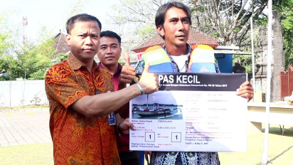 Kampanye Keselamatan Pelayaran, KSOP Kelas II Benoa Bagikan Ratusan Baju Pelampung ke Nelayan