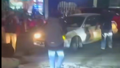 Viral di Medsos, Mobil Toyota Corolla Diamuk Massa di Depan PHD Dinoyo Kota Malang