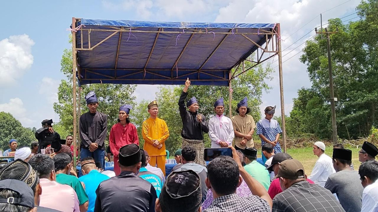 Setelah Penangguhan, 8 Pemuda Rempang Dapat Gelar Panglima
            - galeri foto