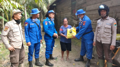Polda Sumsel Bantu Warga Terdampak Karhutla di Musi Banyuasin