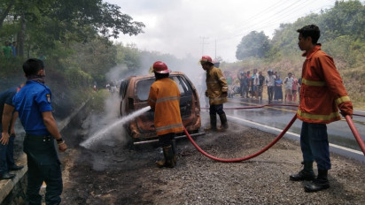 Kebakaran Mobil di Bungo Jambi: Pengemudi Kabur, Polisi Selidiki Penyebabnya
