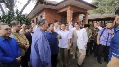 Sambut SBY dan Elite Demokrat, Prabowo Subianto Pakai Baju Nuansa Biru
