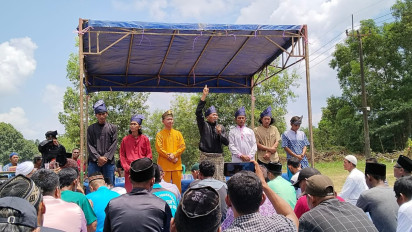 5 Pejabat Pusat Turun ke Rempang, Warga Upacara Tolak Bala dan Beri Gelar Panglima Marwah Sejati kepada 8 Pemuda