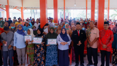 Tingkatkan Kualitas Kesejahteraan Masyarakat, Pemkab Gresik Gelontorkan BLT ke Ratusan Warga Kurang Mampu