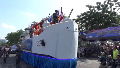 Ribuan Warga Kota Surabaya Antusias Sambut Pawai Kirab Kota Parade Militer HUT TNI AL
