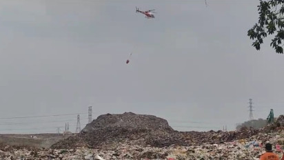 Update Kebakaran TPA Randegan, Petugas Kerahkan Helikopter untuk Padamkan Api