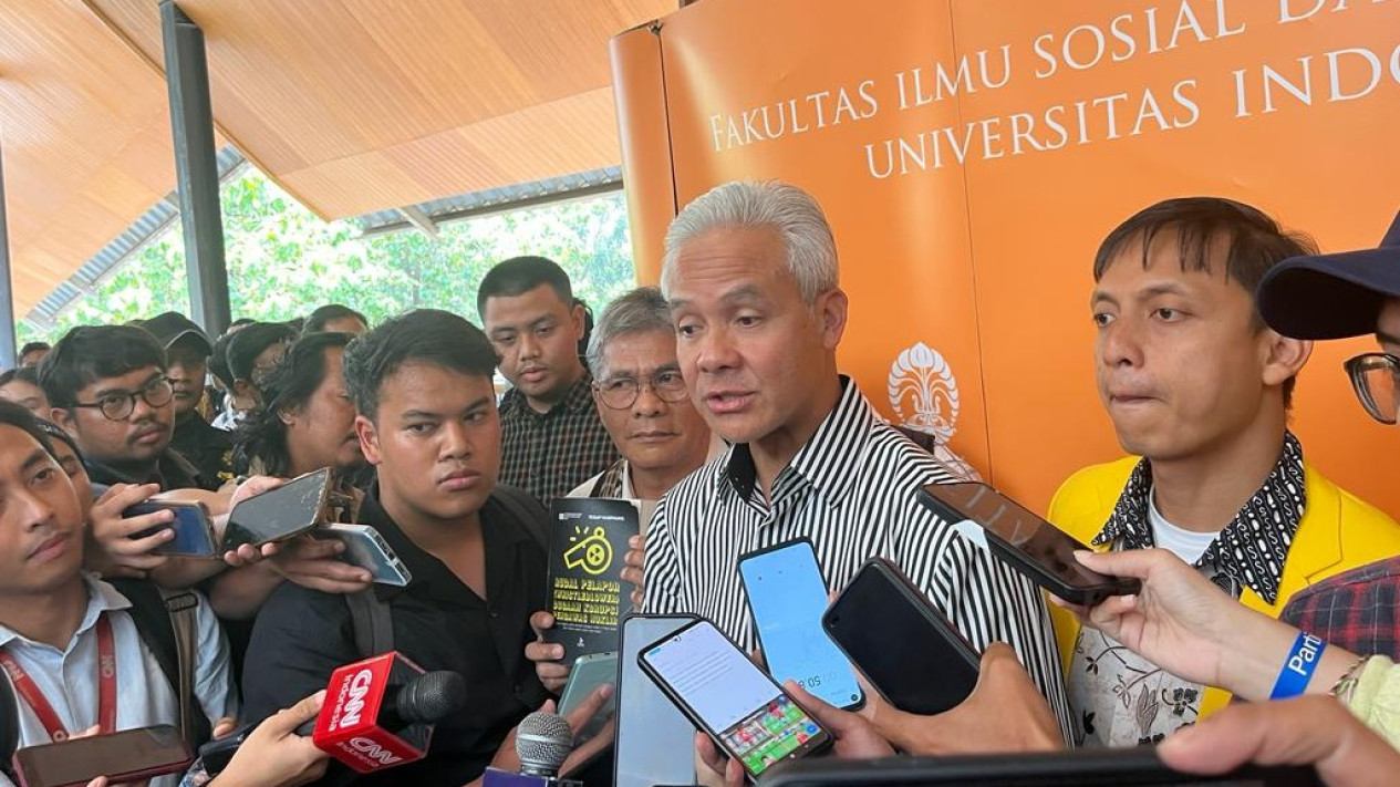 Ganjar Pranowo Sebut Hanya sebagai Pejabat Kampung saat Kuliah Kebangsaan di Universitas Indonesia
            - galeri foto