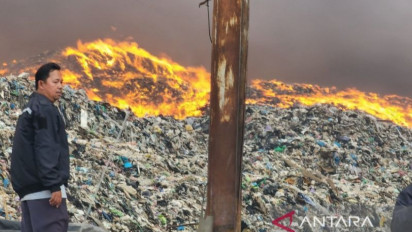 Petugas Berupaya Lokalisir Kabakaran di TPA Jatibarang Semarang