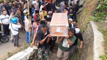 Dua Jenazah Pekerja Tambang Emas yang Tewas Tertimbun Longsor di Kalimantan Tiba di Rumah Duka di Trenggalek