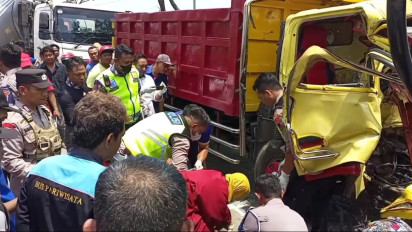 Adu Banteng Dump Truk Vs Trailer di Jalan Pantura Rembang, Satu Orang Meninggal Dunia