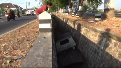 Gagal Nyalip, Minibus Tabrak Pick Up Parkir hingga Masuk Parit