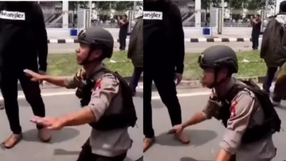 Polisi Sampai Perlihatkan Gestur Berlutut di Hadapan Warga Rempang yang Emosi: Saya Sama Seperti Kalian!