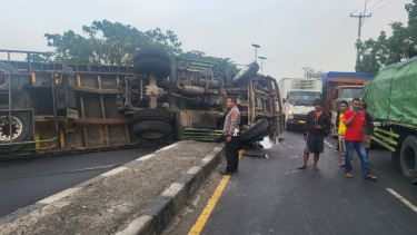 Truk Kontainer Terguling di Jalur Pantura Cirebon, Hingga Melintang di Tengah Jalan