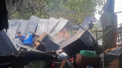 Warung di Mojokerto Terbakar, Warga dan Petugas PLN Panik