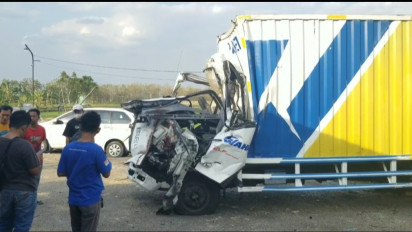 Diduga Mengantuk, Truk Boks Tabrak Truk Muatan Sapi di Tol Ngawi, Sopir Tewas Tergencet